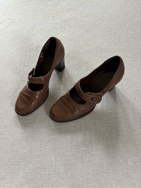 Cambridge vintage brown leather Mary Jane heels.